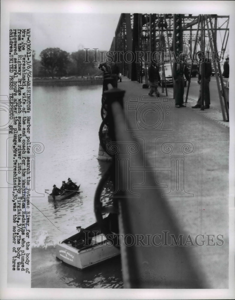 1956 Press Photo Washington Harbor police search for body of Mrs Joe Tereshinski