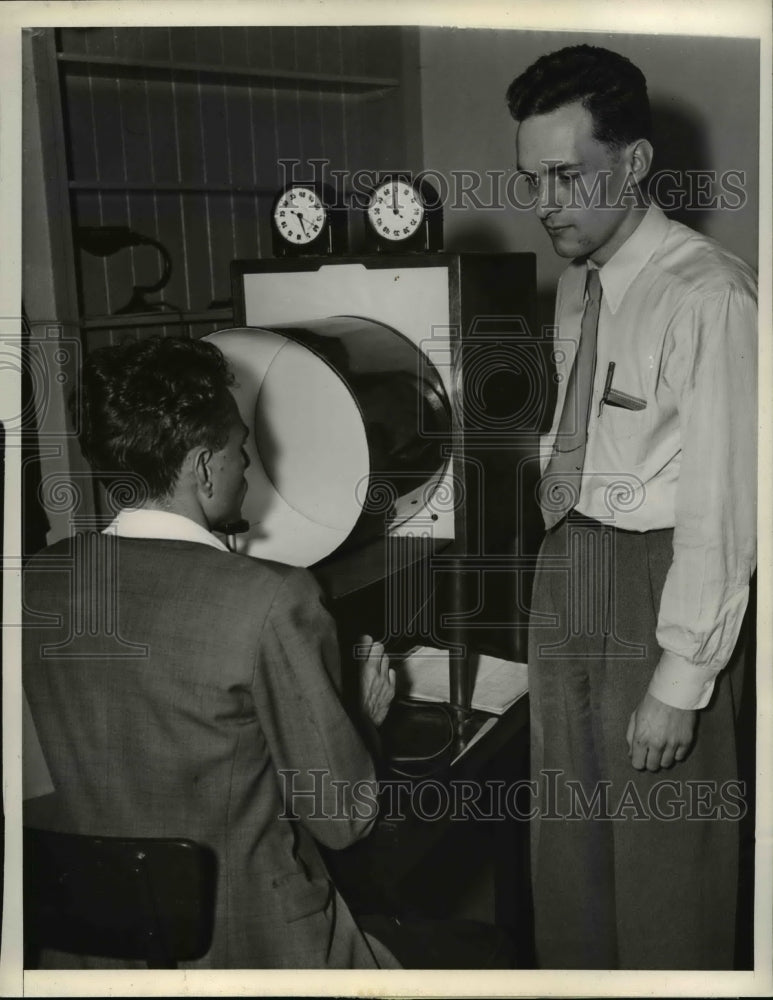 1939 Press Photo Jack Ryan and Wilhelm K. Botticher with a regenometer.