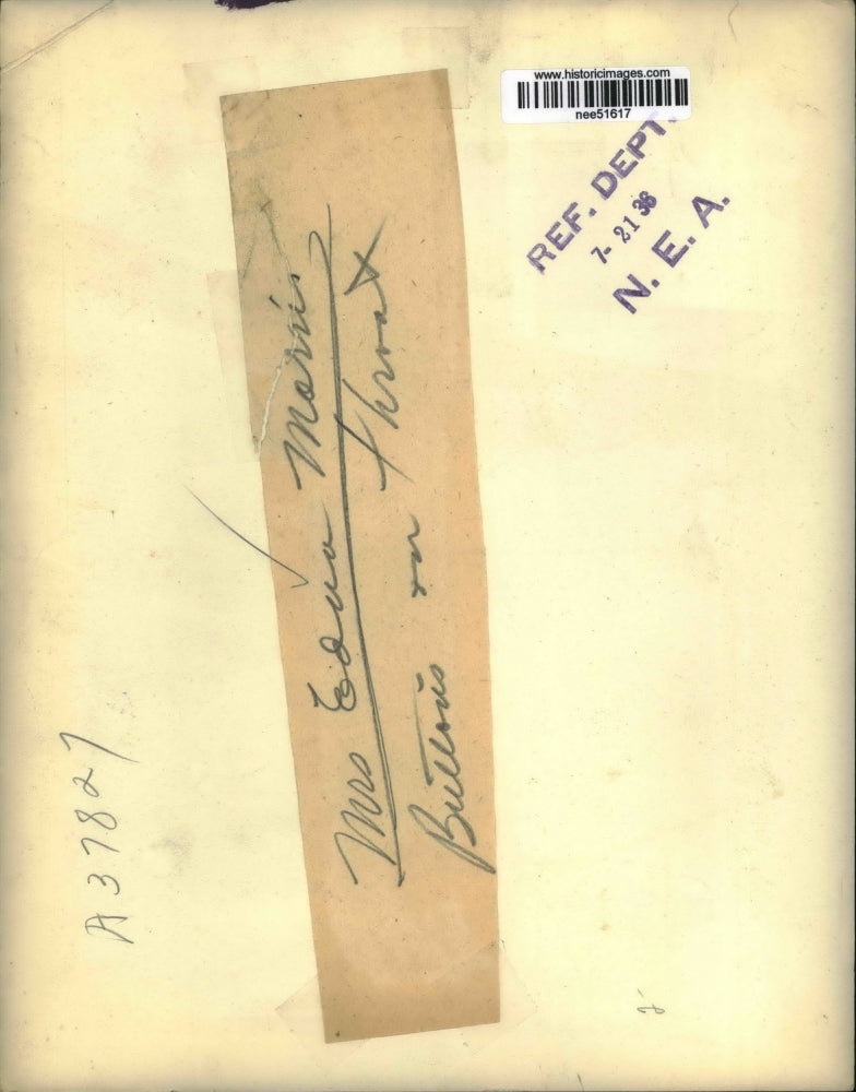 1936 Press Photo Mrs. Edna Morris Buttons on throat