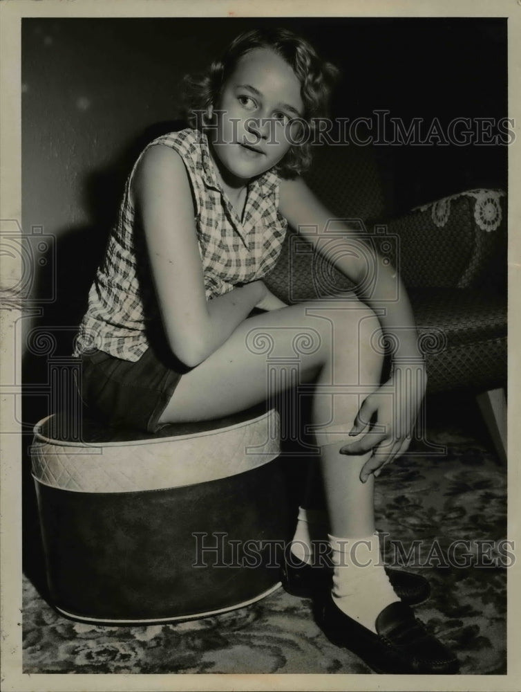 Load image into Gallery viewer, 1955 Press Photo Leanna Rae Siek Shot by arrow treated at Lakewood Hospital
