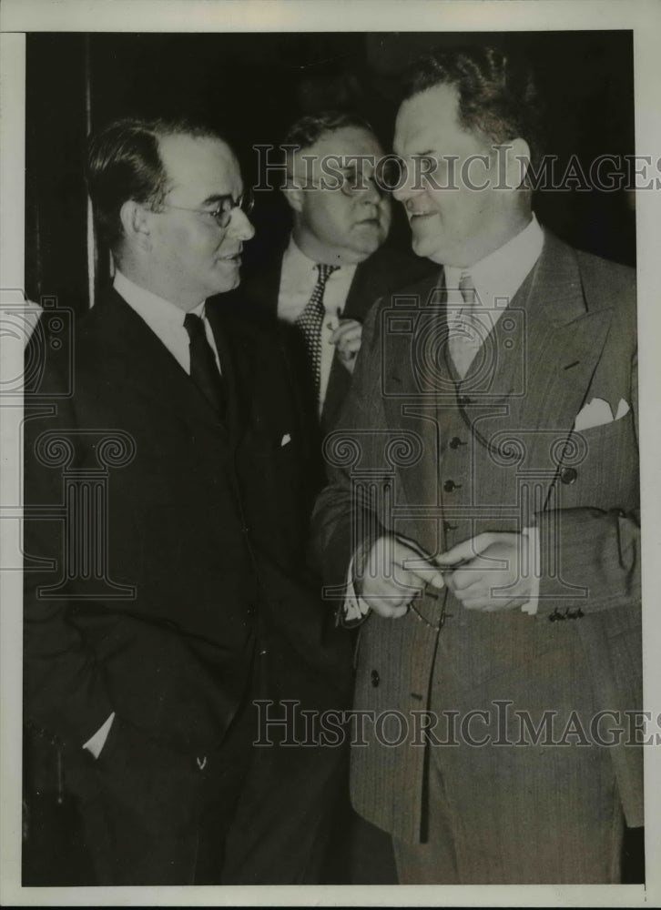 Load image into Gallery viewer, 1934 Press Photo Samuel Insull Jr &amp; attorney Floyd Thompson court arraignment
