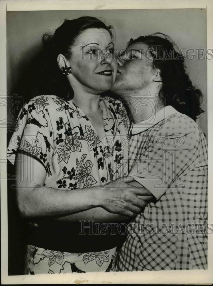 Load image into Gallery viewer, 1947 Press Photo Dorothy Iosue &amp; daughter Medora prefer to live with her mother.

