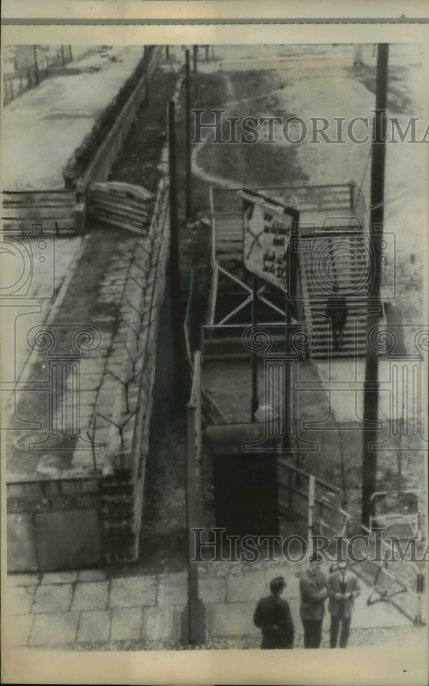 1964 Press Photo Forty Yard section of Berlin Wall working under Floodlights.