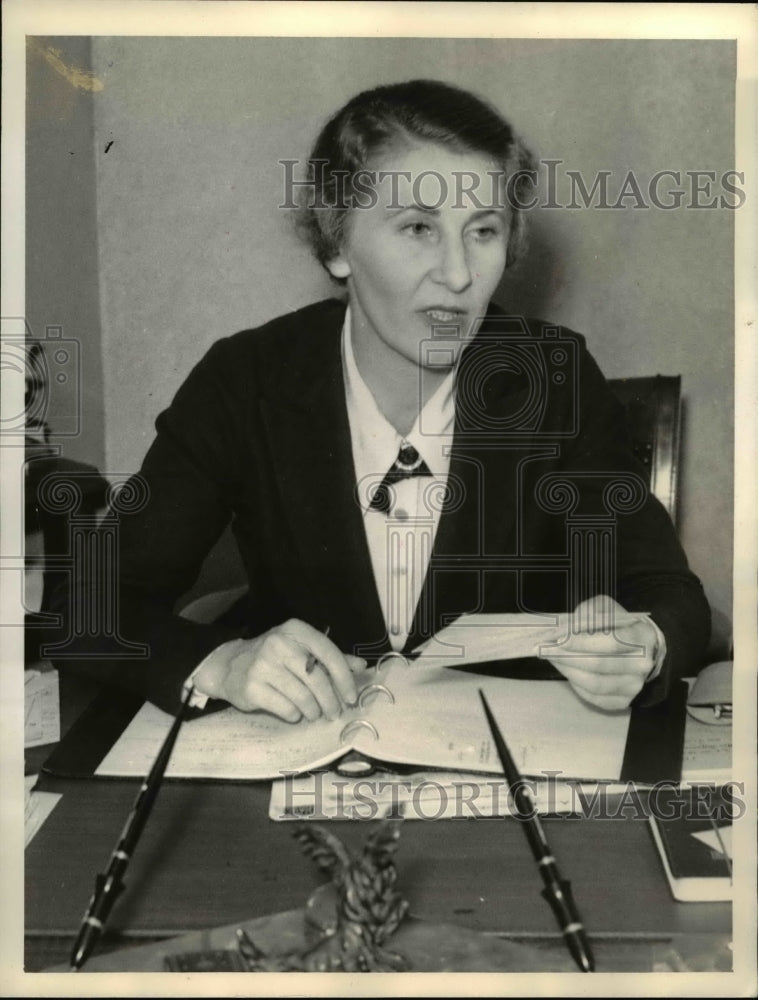 1935 Press Photo Miss Hester Webb Represents wealthy Young James McDonald