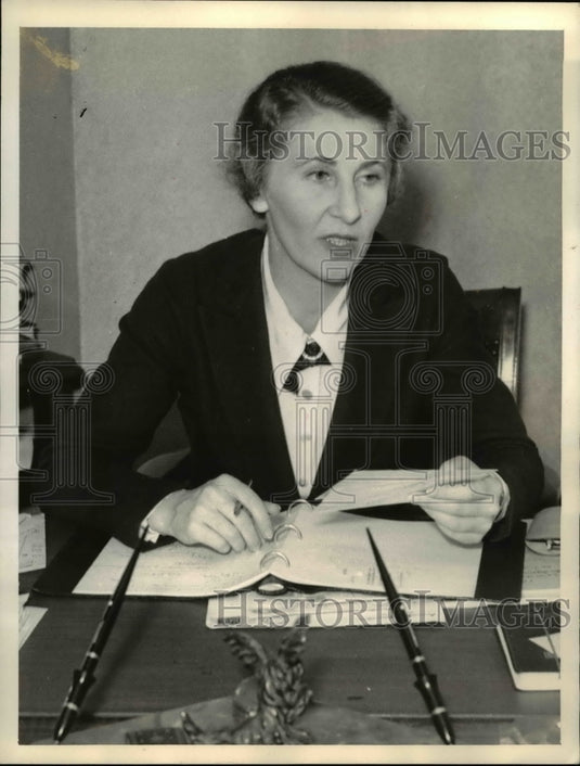 1935 Press Photo Miss Hester Webb Represents wealthy Young James McDonald