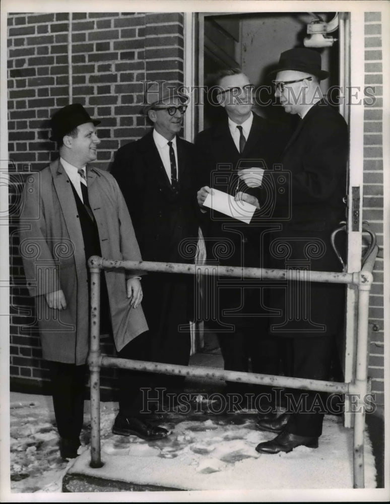 Load image into Gallery viewer, 1967 Press Photo Counsil Henry Matt, Mayor Ralph Locher &amp; Donald Stevens Standar
