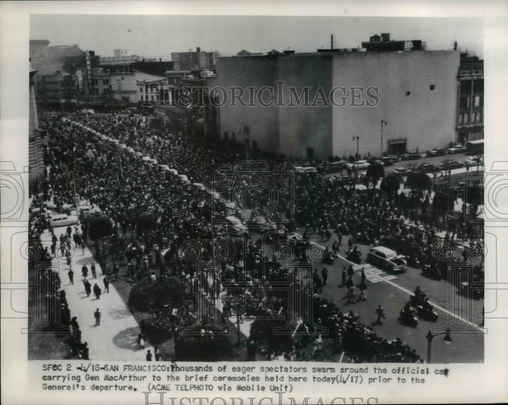 1951 Press Photo General Douglas MacArthur & Wife in San Francisco Parade Crowds