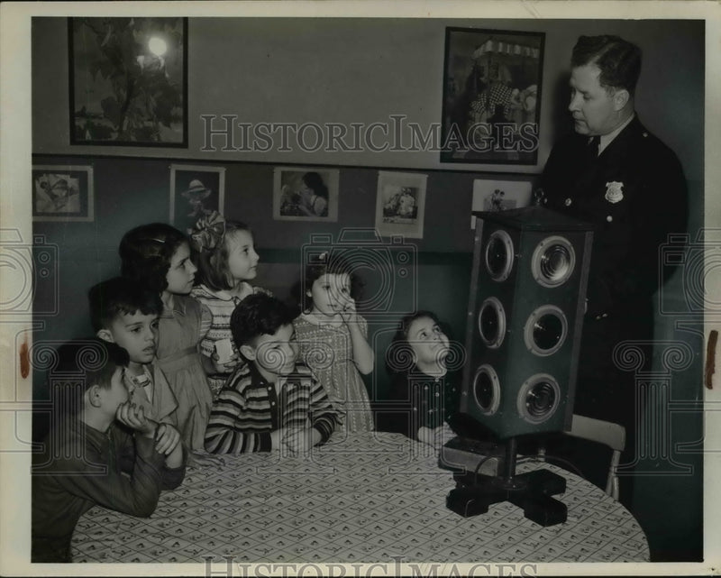 Load image into Gallery viewer, 1940 Press Photo Patrolman John Chavis and Children at Mother Day Nursery.
