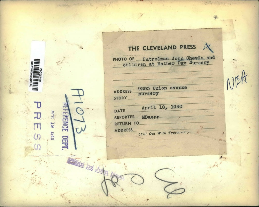 1940 Press Photo Patrolman John Chavis and Children at Mother Day Nursery.