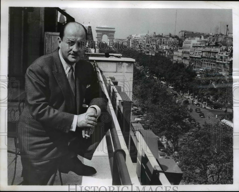 Load image into Gallery viewer, 1961 Press Photo David Schcenbrun, CBS News Paris Correspondents. - nee52118
