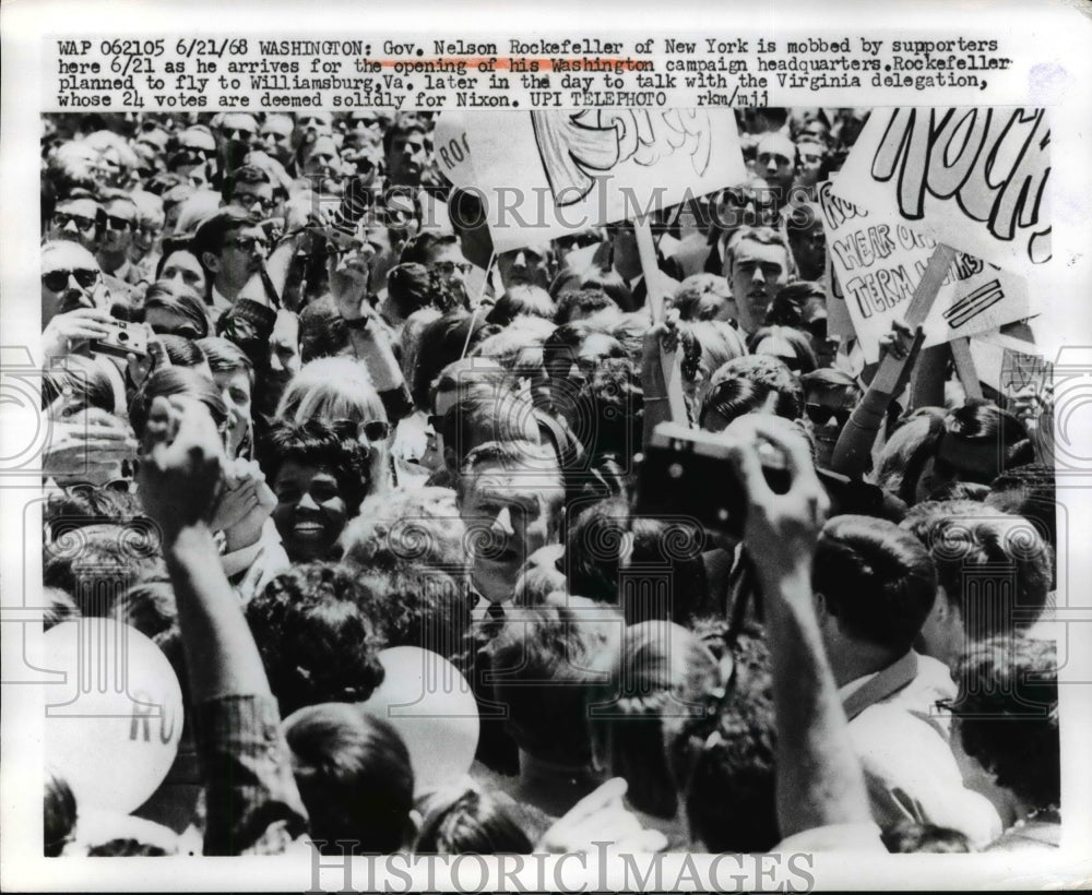 1968 Press Photo New York Governor Nelson A. Rockefeller Greets Supporters