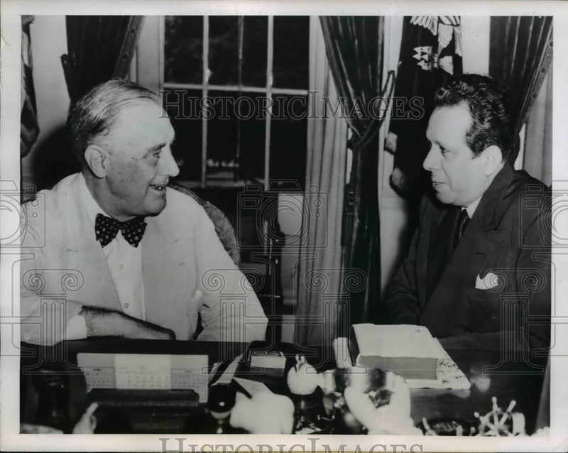 Load image into Gallery viewer, 1944 Press Photo President Roosevelt, Dr. Ezequiel Padilla at White House
