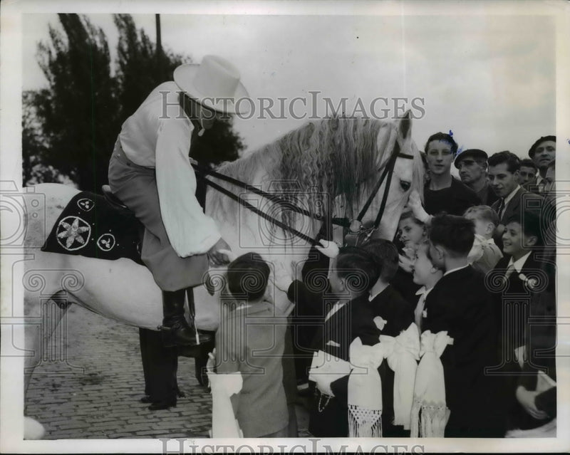 Load image into Gallery viewer, 1946 Press Photo The "Singer On Horseback" Receives Congratulations - nee52436
