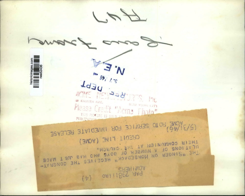 1946 Press Photo The "Singer On Horseback" Receives Congratulations - nee52436