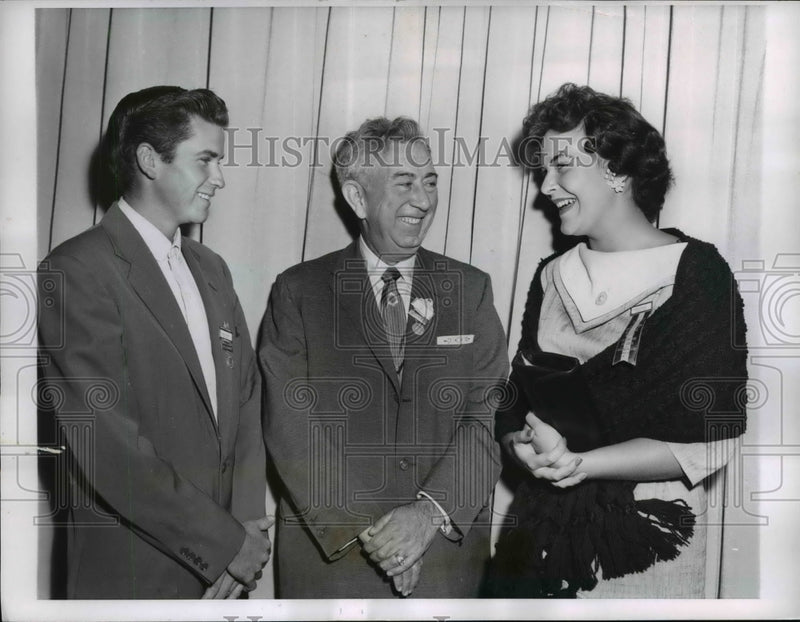 Load image into Gallery viewer, 1957 Press Photo Richard &amp; Barbara Nelson of Carpenters Union R Cummins Chicago
