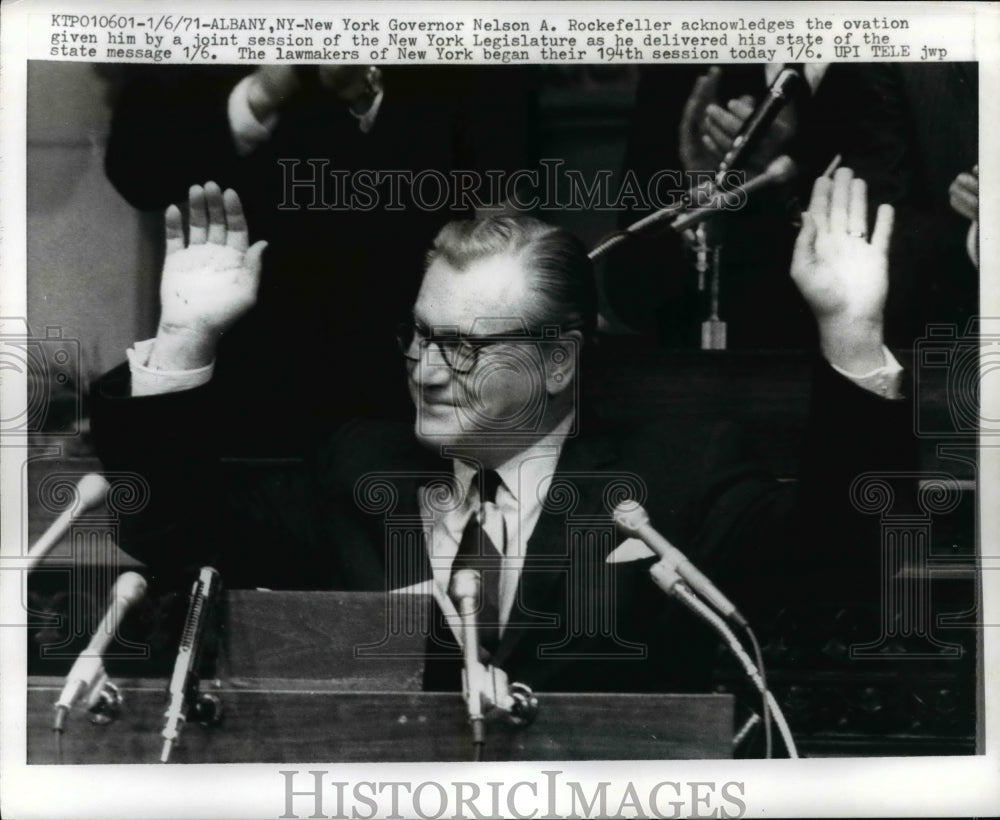 1971 Press Photo New York Governor Nelson Rockefeller Raises Hands for Ovation