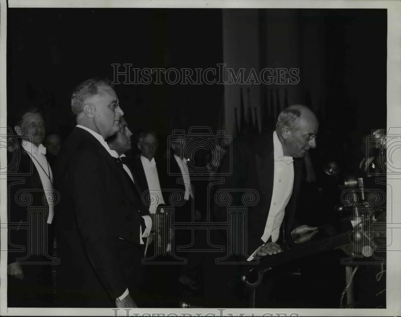 Load image into Gallery viewer, 1935 Press Photo President Franklin Roosevelt &amp; Secretary Cummins
