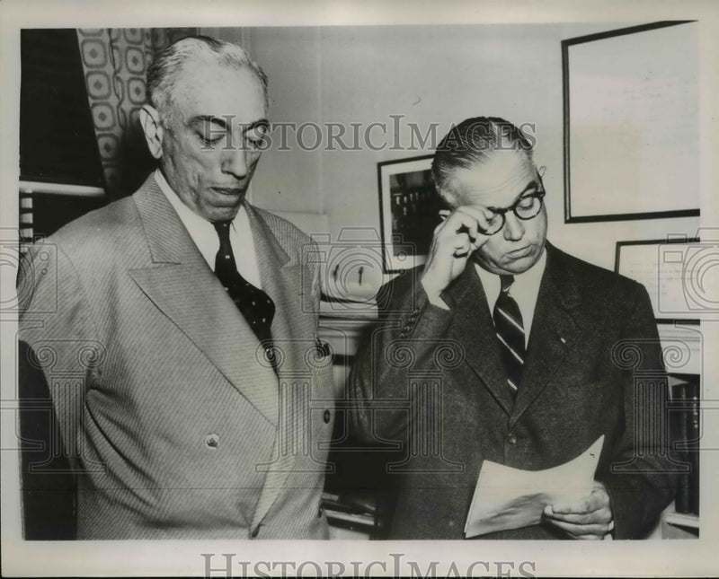 Load image into Gallery viewer, 1954 Press Photo Robert T. Stevens, Sec Roger Kyes at White House - nee52777
