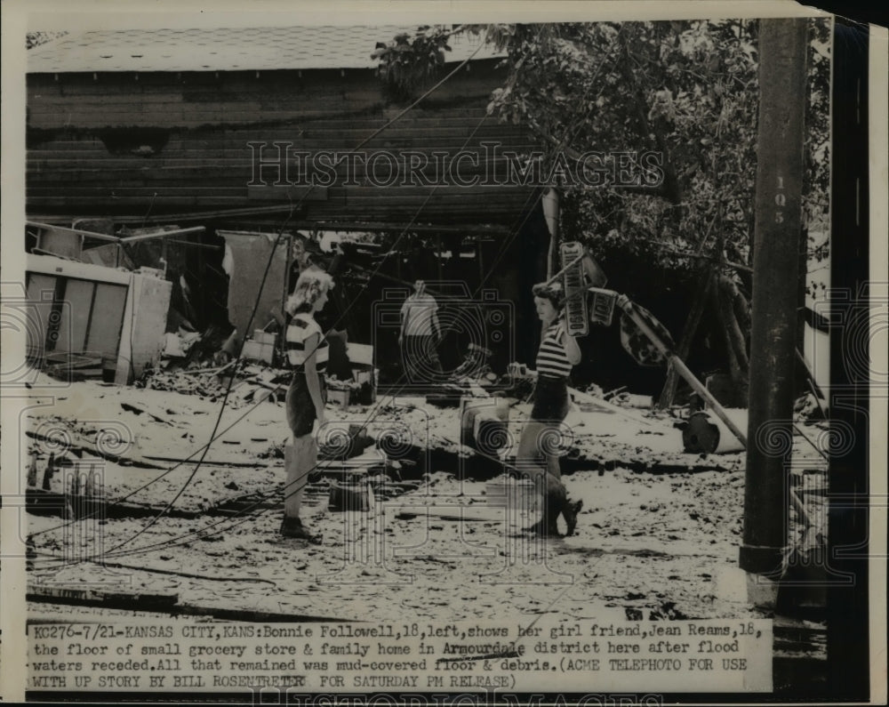 1951 Press Photo Kansas City Kans- Bonnie Followell shows friend Jean Reams