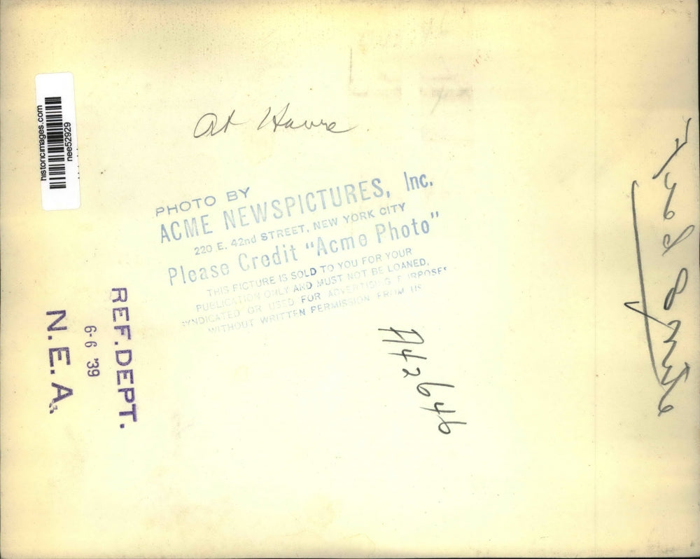 1939 Press Photo Fred Smite inside medical machine with nurse in background