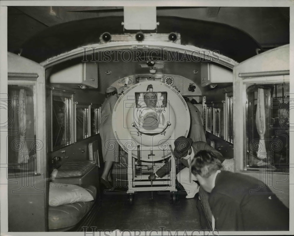 1939 Press Photo Frederick Snite inside a Negative Pressure Ventilator