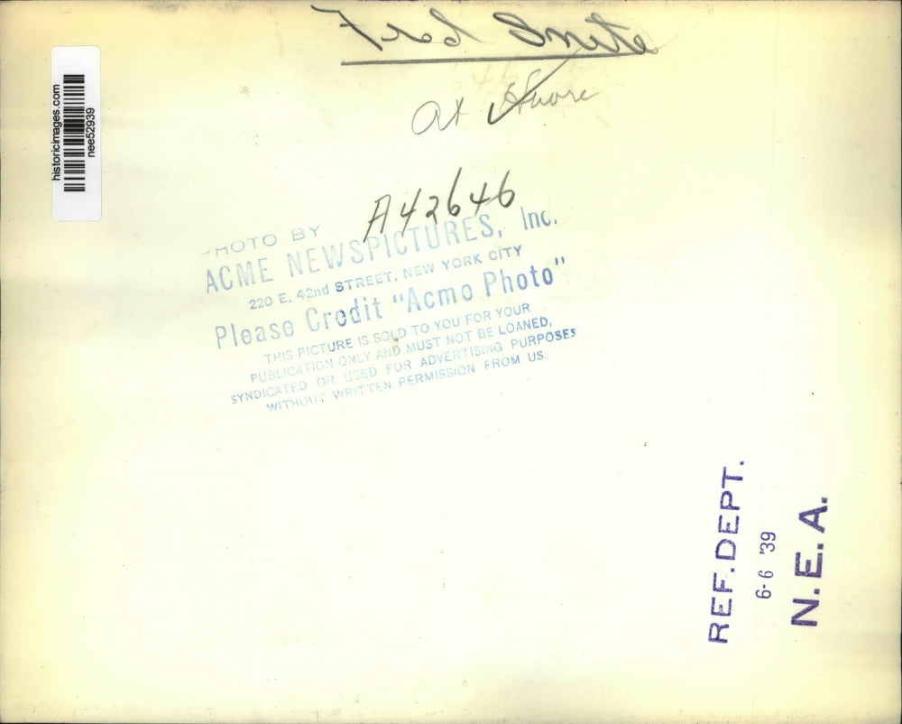 1939 Press Photo Frederick Snite inside a Negative Pressure Ventilator