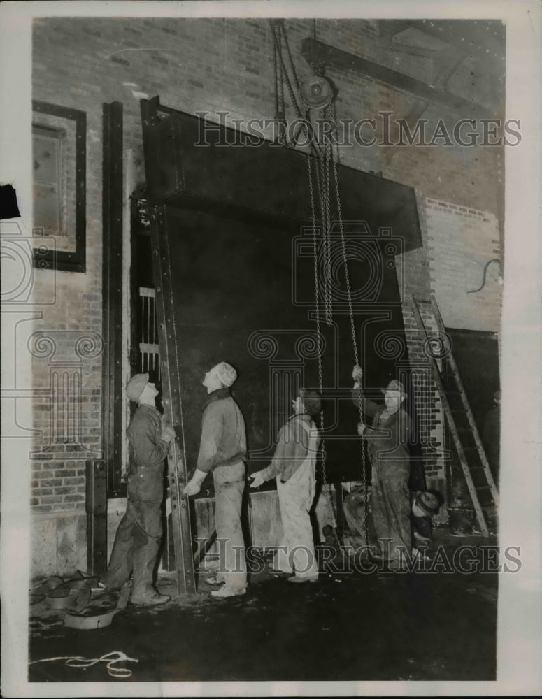 1937 Press Photo Pittsburg Press guards keep out the floods waters in the Bldg.