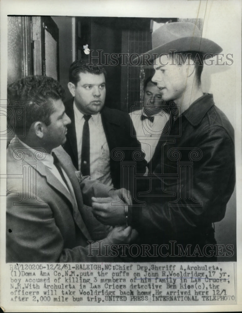 1961 Press Photo Chief Dep. Sheriff A. Achuleta, Cuffs John R. Woolridge