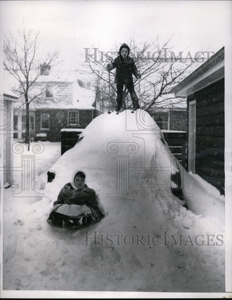 1959 Press Photo Chicago, Tim Ryan With Debbie Playing In The Snow. - nee53738