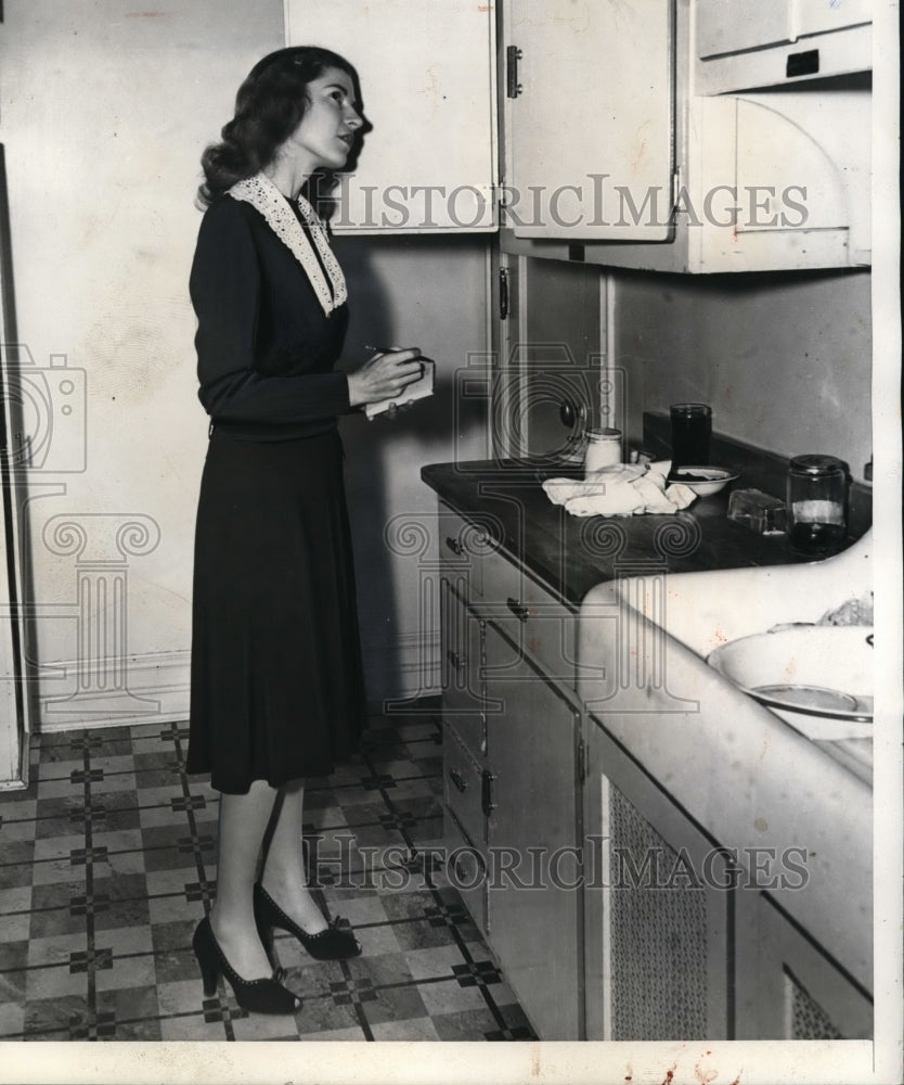 1942 Press Photo Lou Landeth Sectretary to Lein Lenders - nee53903