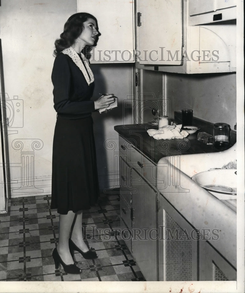 Load image into Gallery viewer, 1942 Press Photo Lou Landeth Sectretary to Lein Lenders - nee53903
