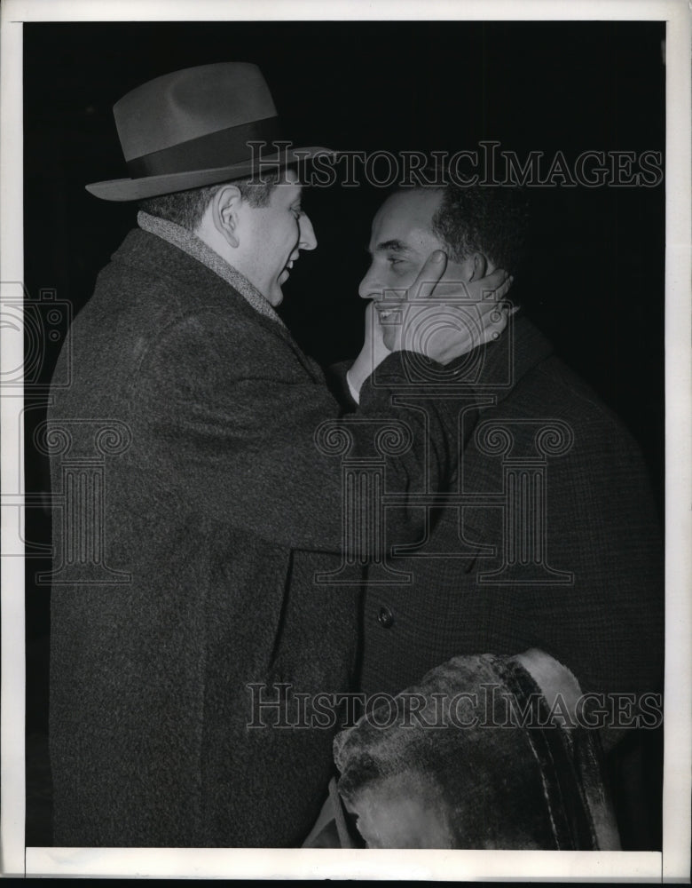 1942 Press Photo French refugees arrive NY, Norris Laipsker meets Albert Guitman