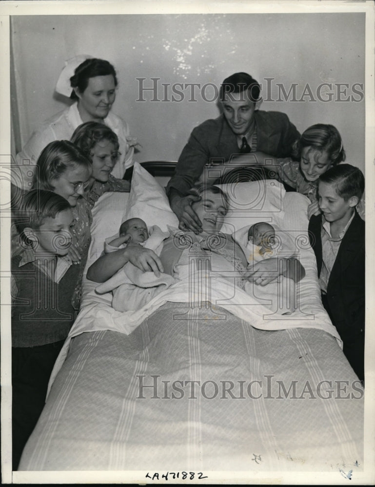 1938 Press Photo Oliver Bates and Wife Katherine and Their Four Sets of Twins