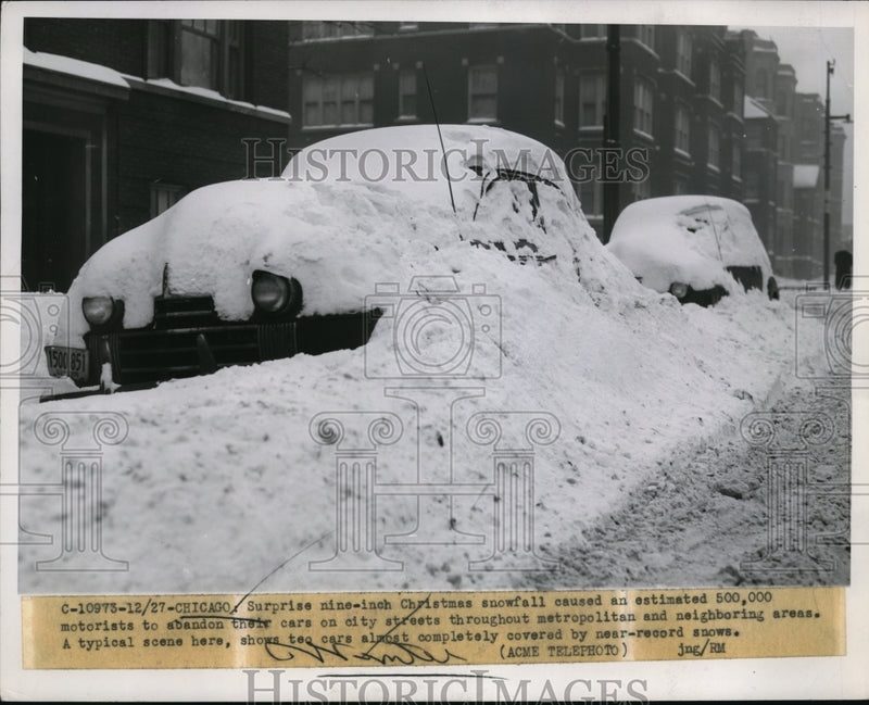 Load image into Gallery viewer, 1951 Press Photo Chicago- Nine inch Christmas snowfall cars shown here covered.
