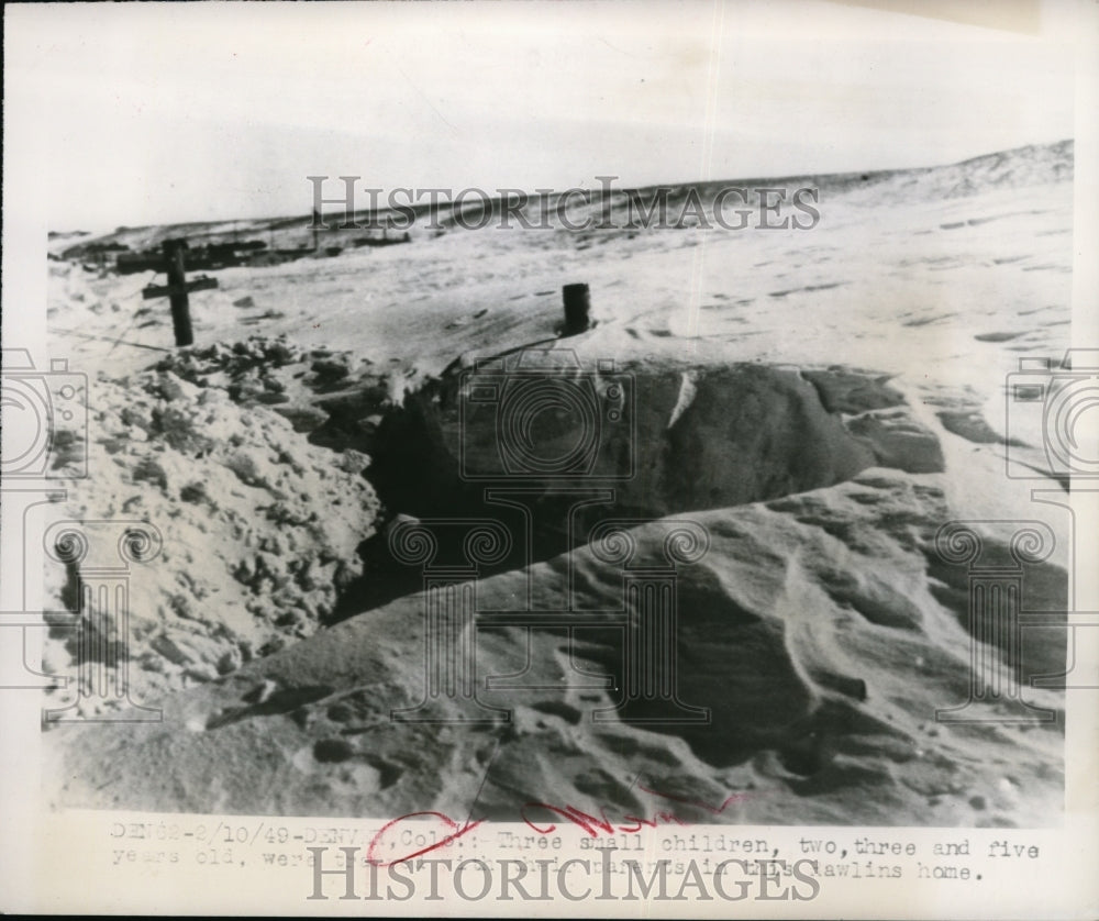 1949 Press Photo Denver- 3 small children and parents trapped in home.