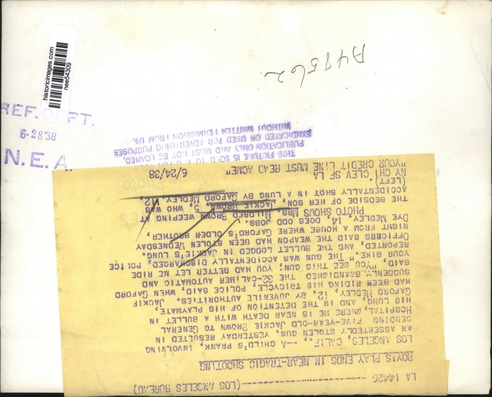 1938 Press Photo Mrs Mildred Brown weeping by bedside of son Jackie Brown