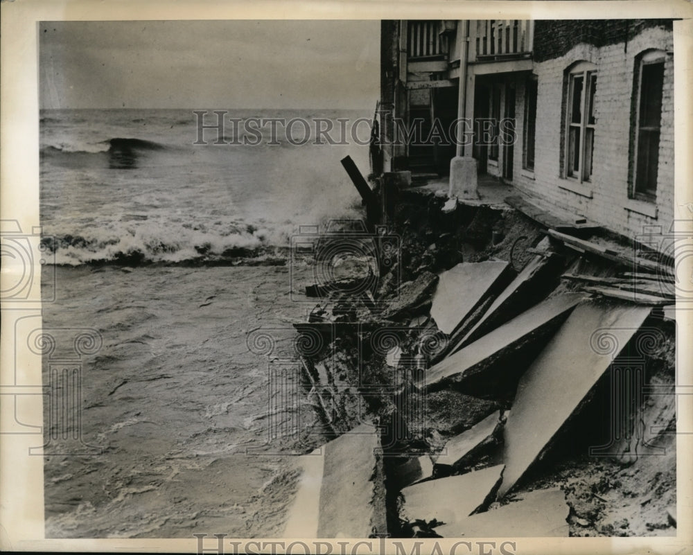 1943 Press Photo Waves Caused by Gale Threaten Apartment Lake Michigan Chicago