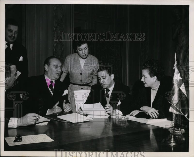 Load image into Gallery viewer, 1952 Press Photo Organization Meeting Reviewing Documents
