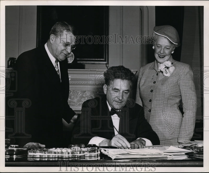 Load image into Gallery viewer, 1953 Press Photo Ohio Governor Frank Lausche &amp; Miss Margaret Lewis - nee54793
