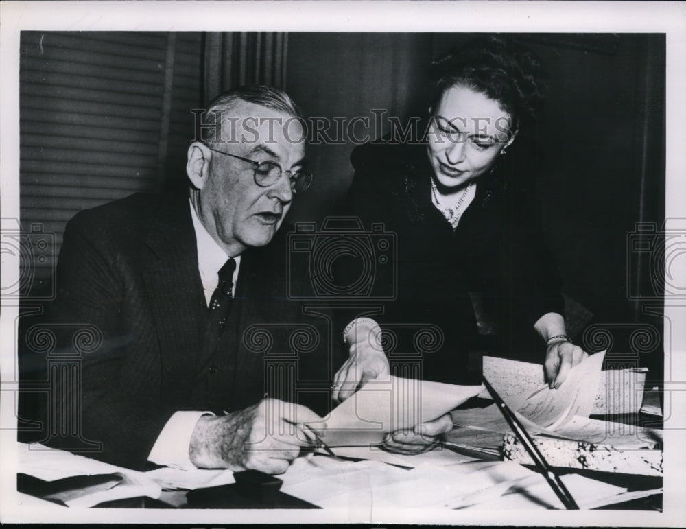 1953 Press Photo Secy Of State John Foster Dulles Talks To His Secretary