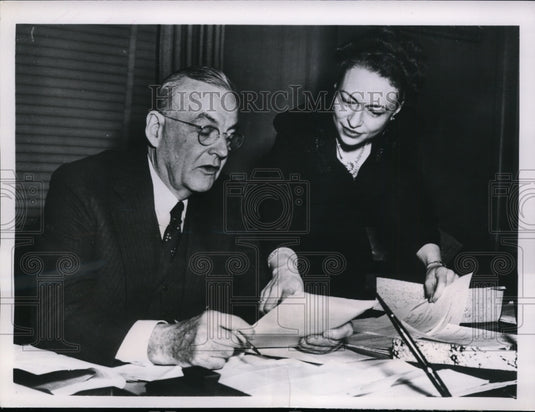 1953 Press Photo Secy Of State John Foster Dulles Talks To His Secretary