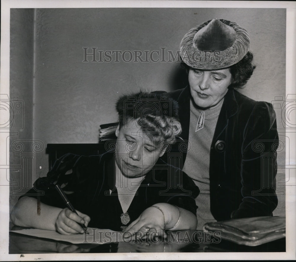 1939 Press Photo Josephine Adams and Margaret Hatfield Sign Petition