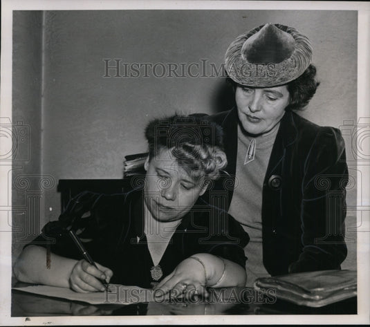 1939 Press Photo Josephine Adams and Margaret Hatfield Sign Petition