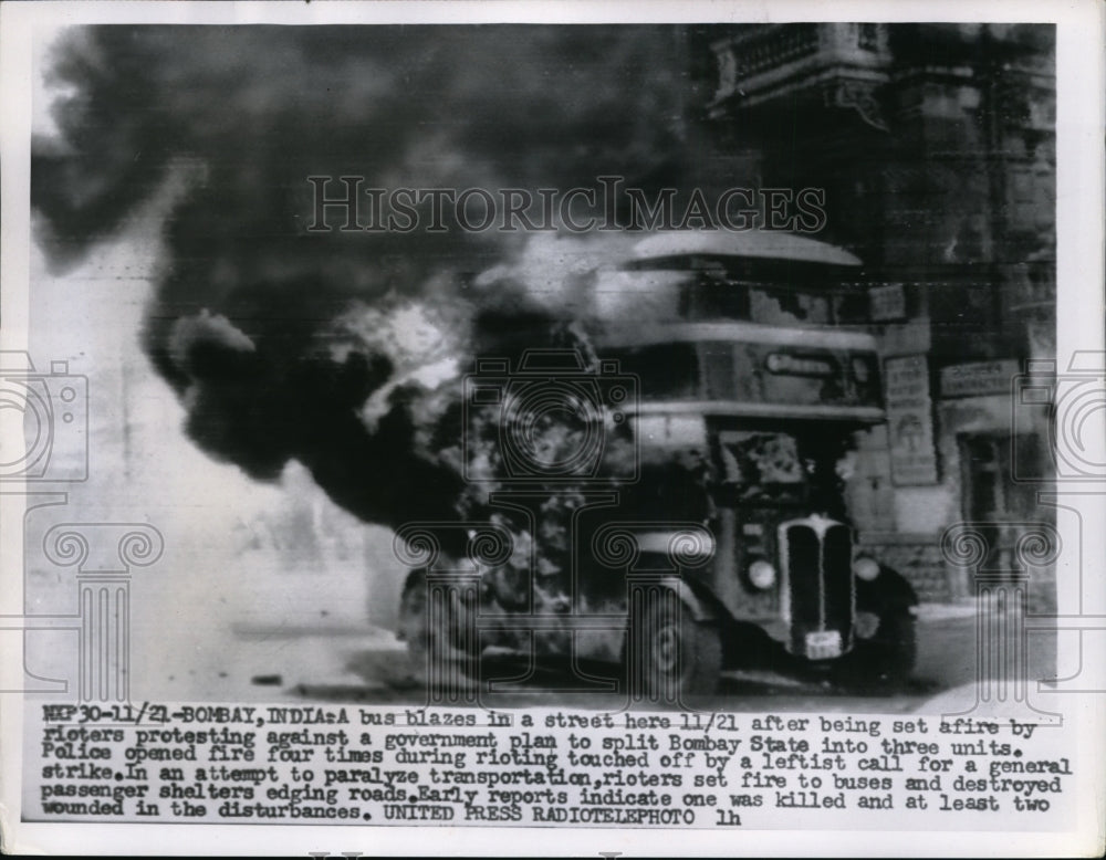 1955 Press Photo Bus on fire in Bombay, India