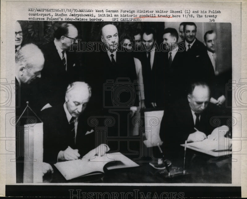 Load image into Gallery viewer, 1970 Press Photo Walter Schoel and Stefan Jedrychowski in Warsaw - nee55017
