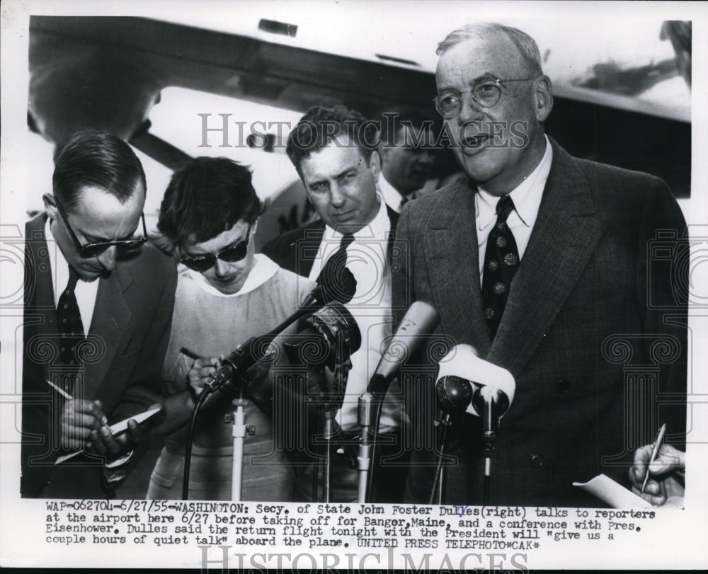 1955 Press Photo Washington-Sec'y of State John Foster Dulles talks to reporters