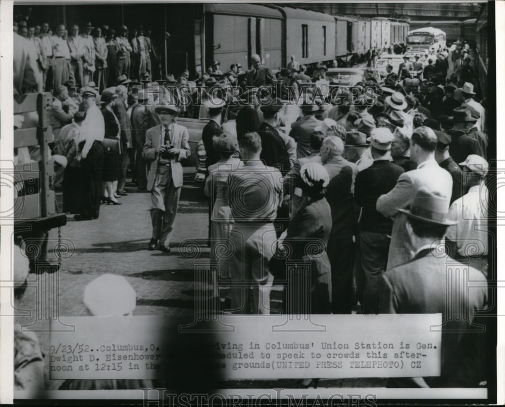 1952 Press Photo Gen.Dwight Eisenhower arrived at Columbus Union Station.