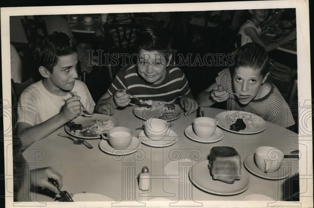 1949 Press Photo James Gatto, Joel Weissman, Joseph Ponczkowski at Hospital