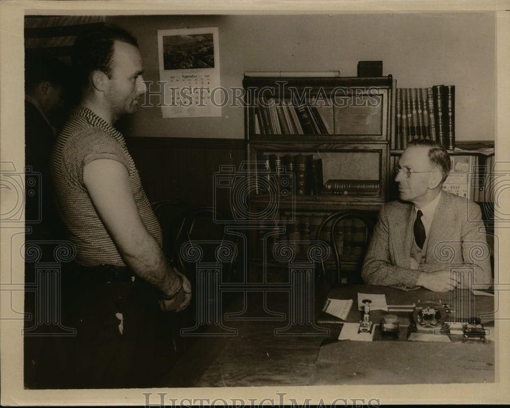 1937 Press Photo Clyde Dedrick Stands Before Judge Charles Watson Arraignment