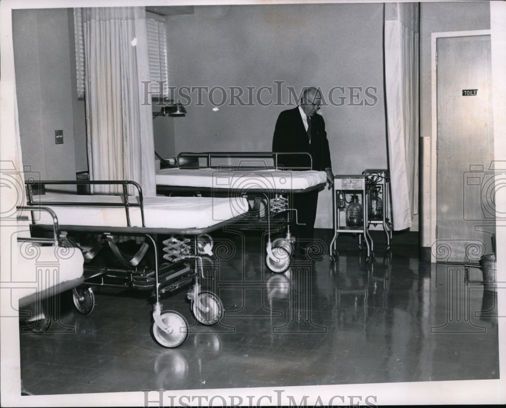 1959 Press Photo Administrator Lee S. Smith Beside Beds at Luttman Hospital